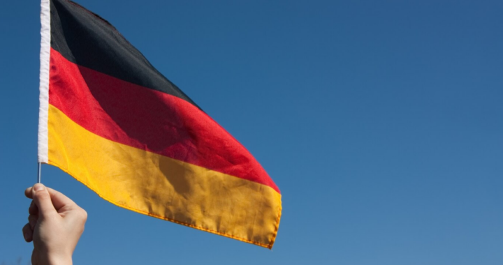 Aprende alemán desde cero con Smilingua - bandera de Alemania ondeando al cielo
